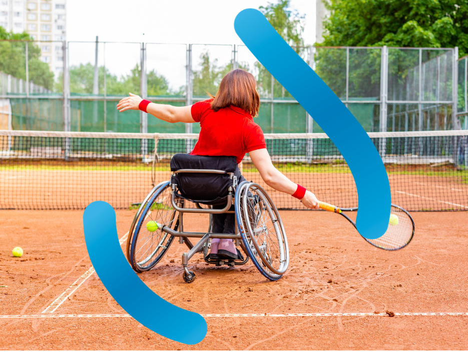 Ragazzo in sedia a rotelle che gioca a tennis